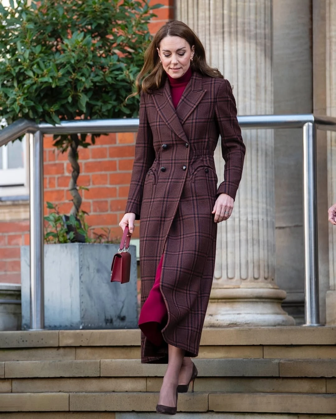 Kate Middleton llevó un elegante look bordó en su visita al Royal Marsden Hospital