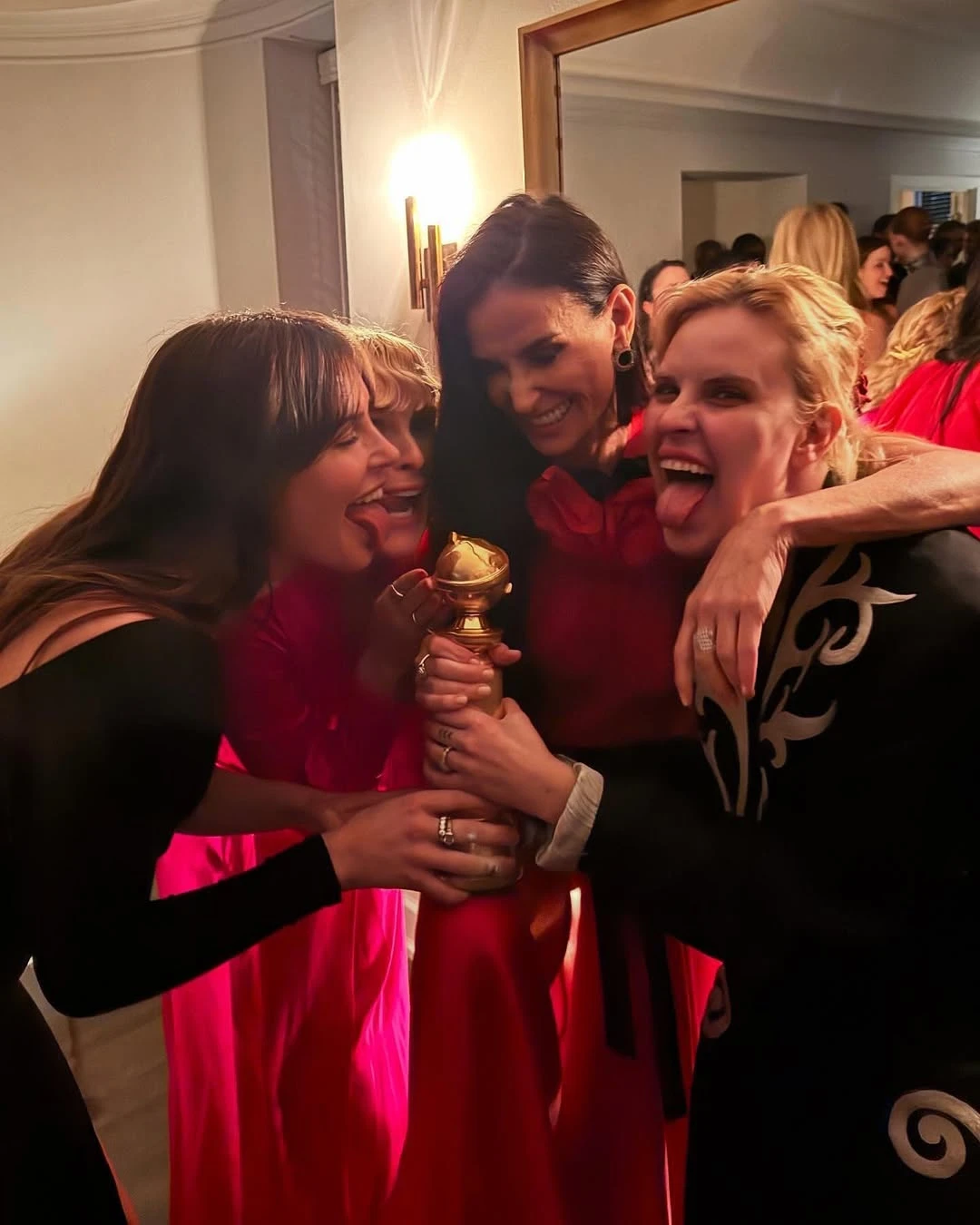 La emotiva reacción de Rumer, Scout y Tallulah Willis cuando Demi Moore ganó el Golden Globe