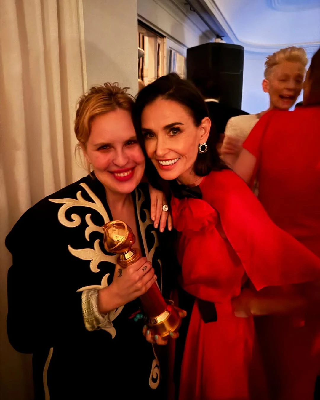 La emotiva reacción de Rumer, Scout y Tallulah Willis cuando Demi Moore ganó el Golden Globe