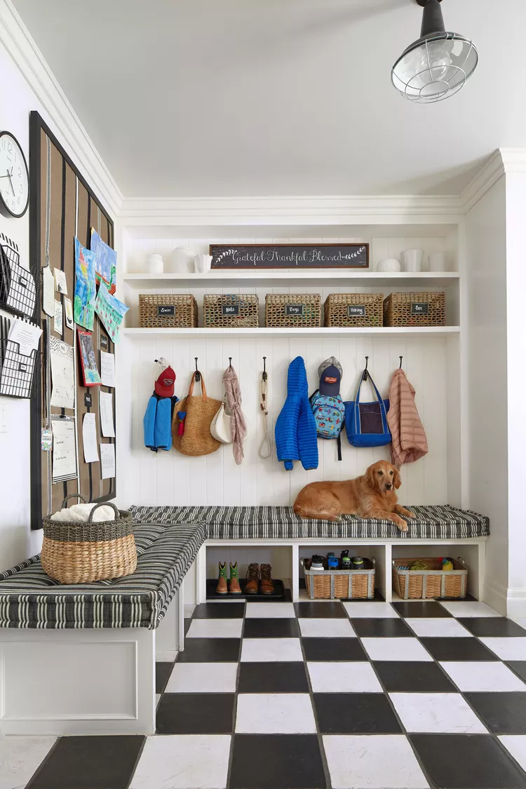 Los objetos de guardado prácticos y decorativos, aliados ideales del mudroom de verano.