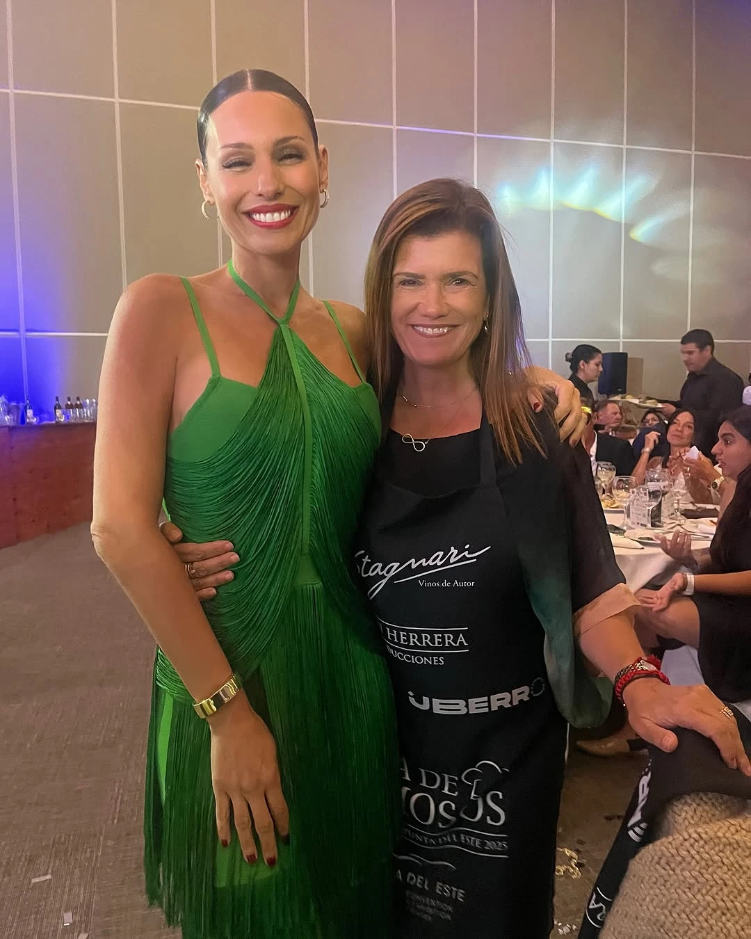 Pampita deslumbró con su look verde esmeralda en la Cena de Famosos de Punta del Este