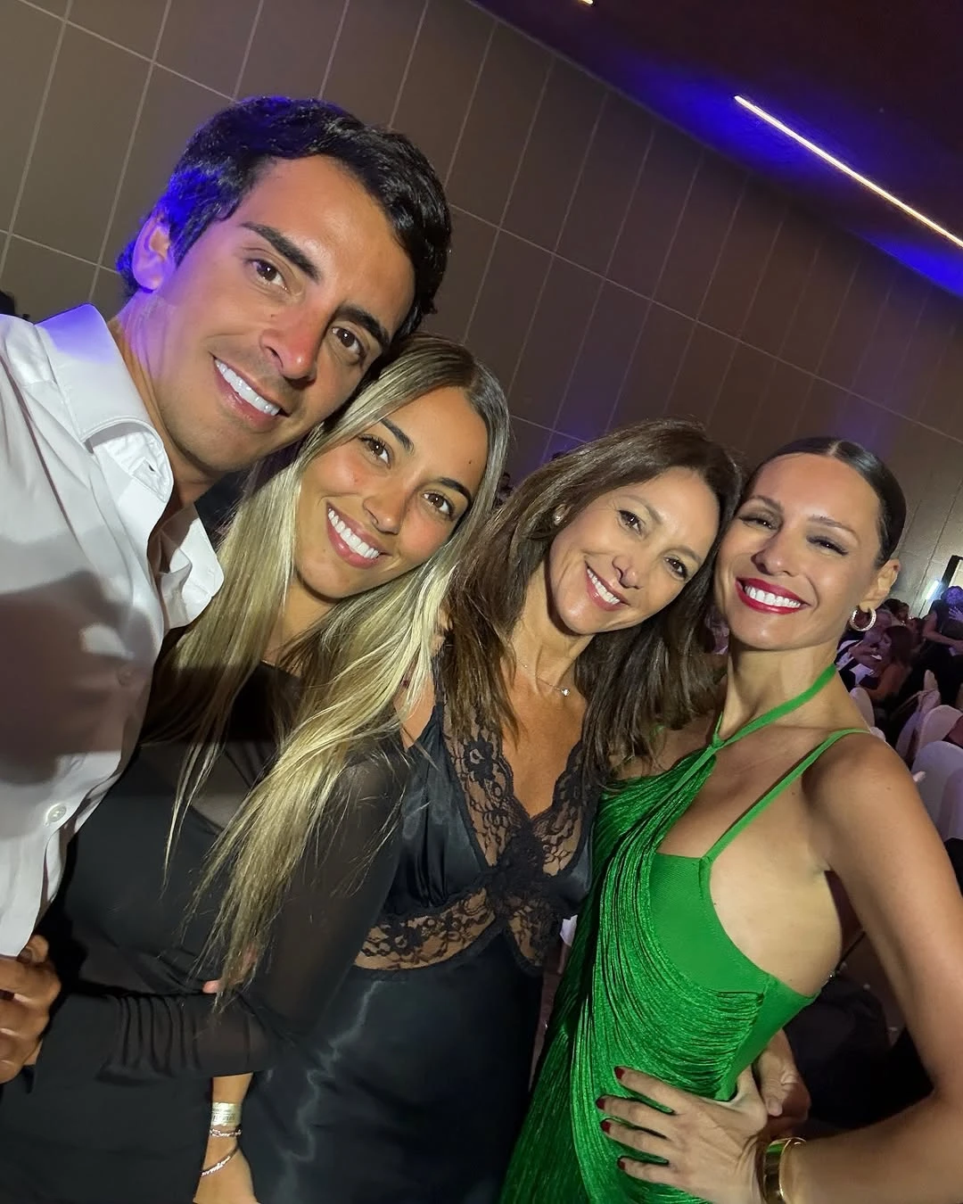 Pampita deslumbró con su look verde esmeralda en la Cena de Famosos de Punta del Este