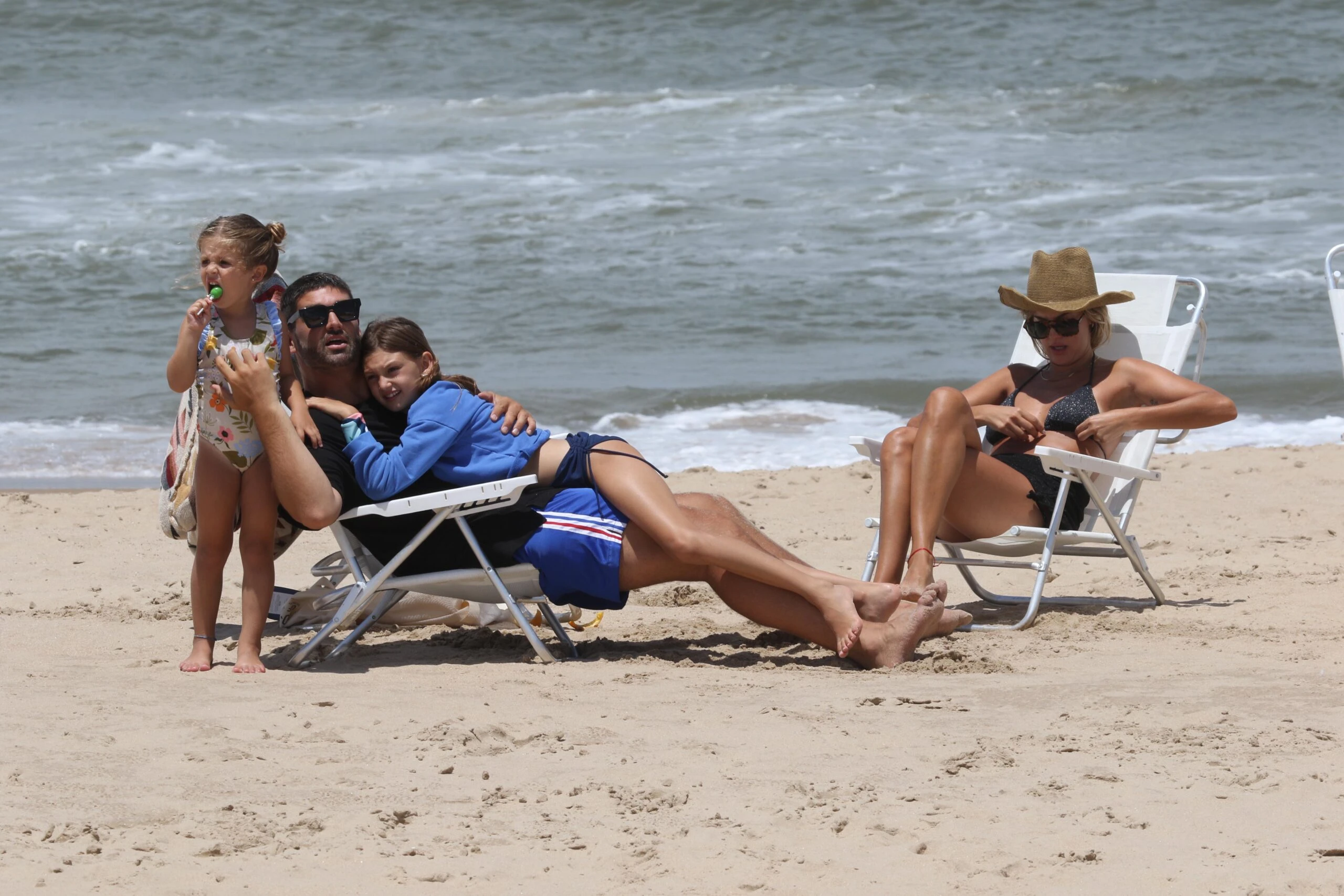 La familia disfuta del día de playa