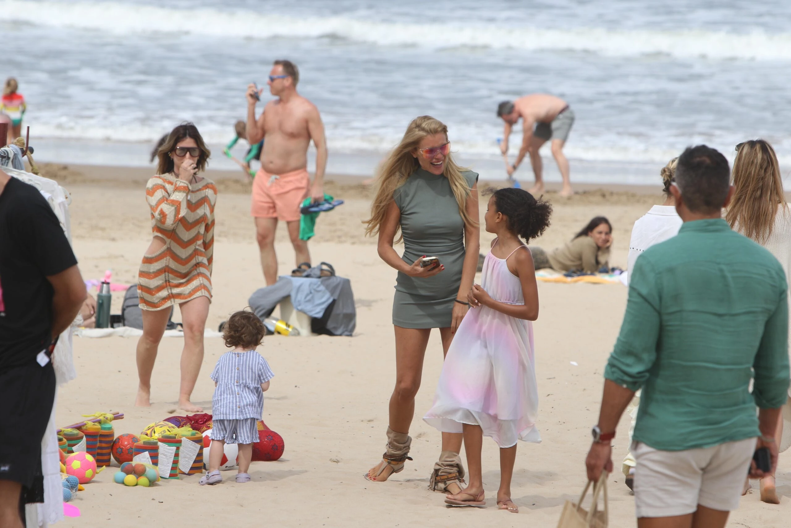 las fotos de la supermodelo Esther Cañadas y su hija en la playa