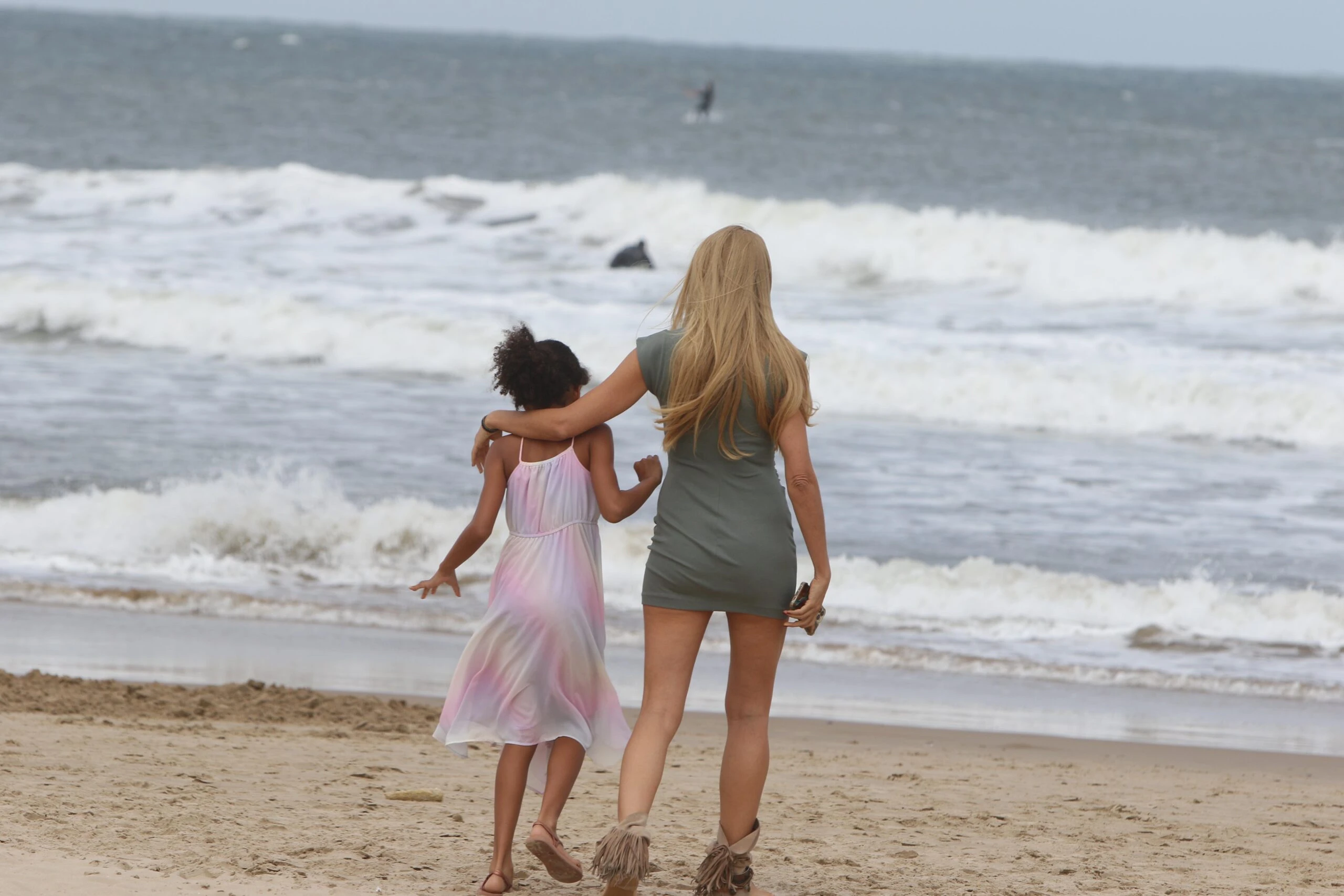 las fotos de la supermodelo Esther Cañadas y su hija en la playa