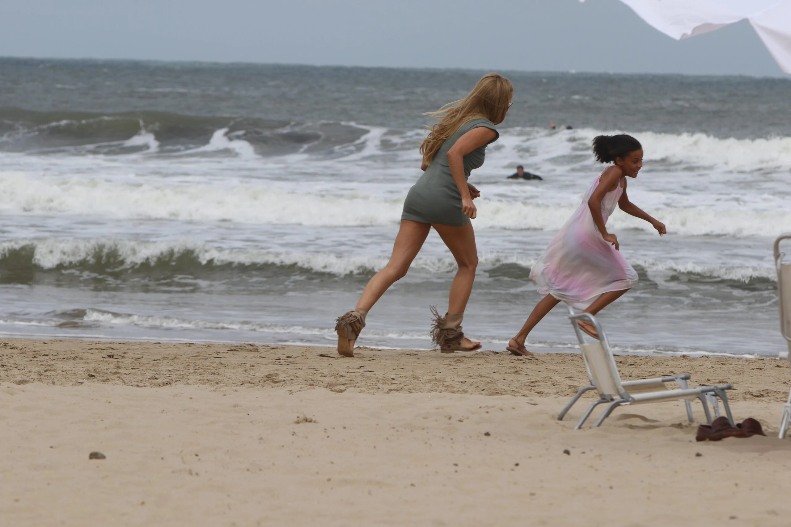 las fotos de la supermodelo Esther Cañadas y su hija en la playa