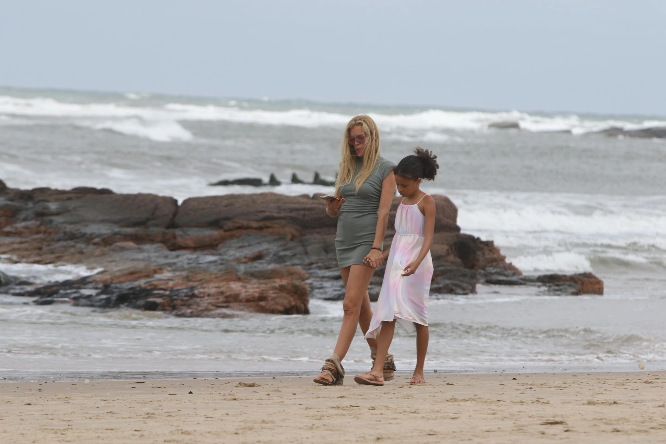 las fotos de la supermodelo Esther Cañadas y su hija en la playa