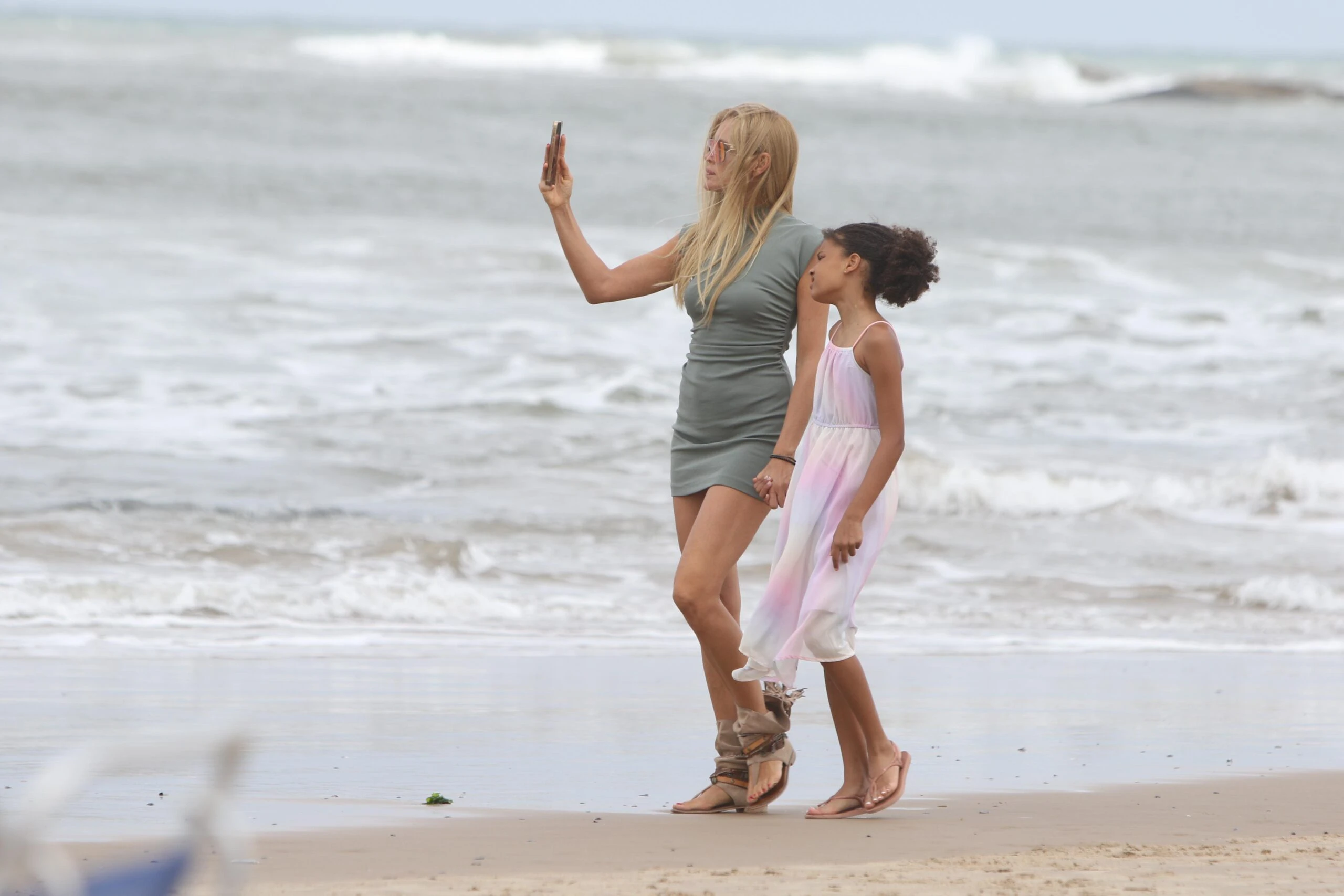 las fotos de la supermodelo Esther Cañadas y su hija en la playa