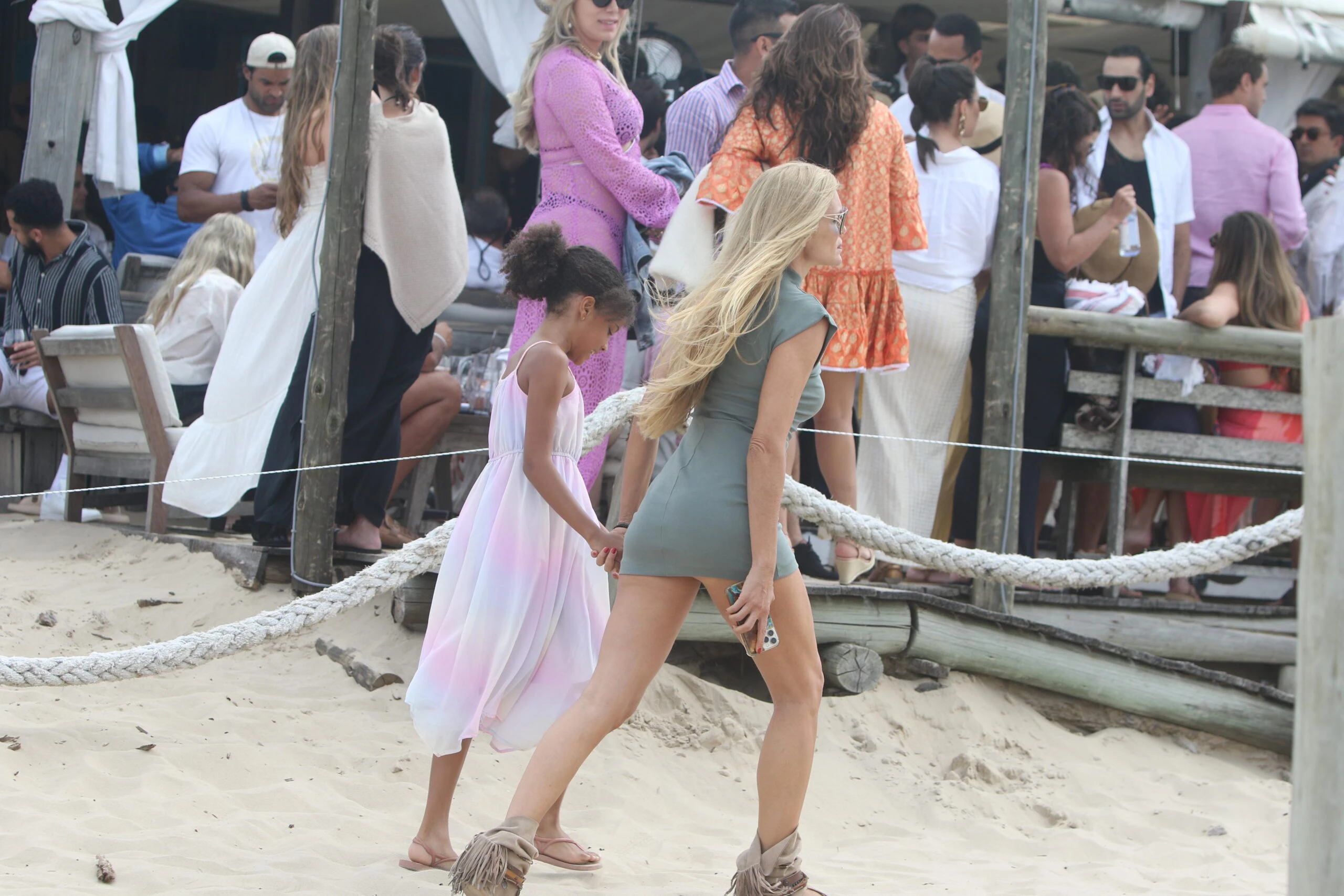 las fotos de la supermodelo Esther Cañadas y su hija en la playa