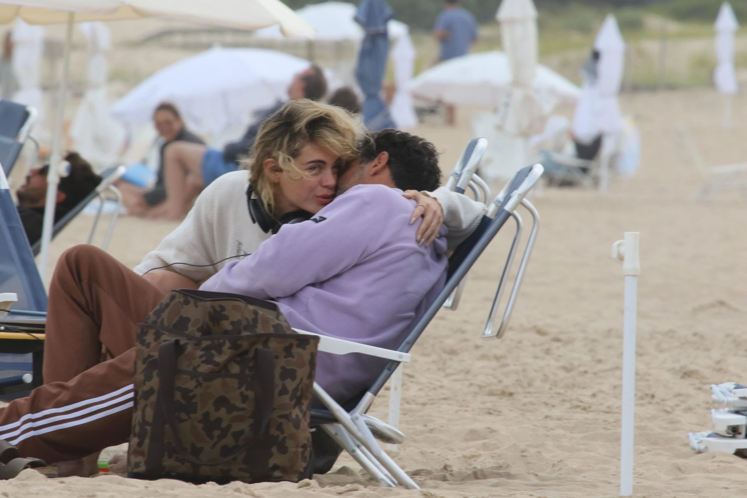 Emilia Attias y su novio: a los besos en Punta del Este