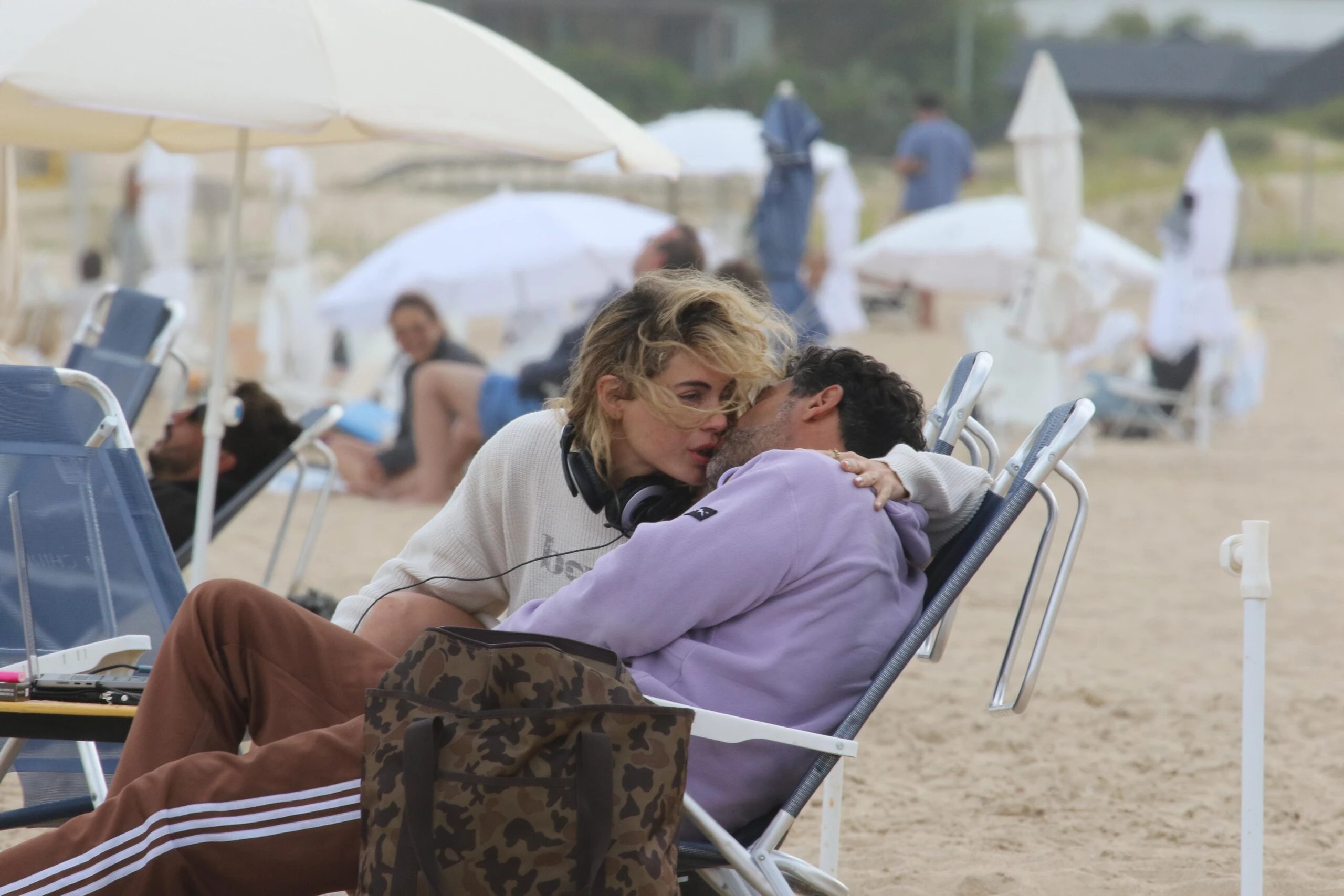 Emilia Attias y su novio: a los besos en Punta del Este