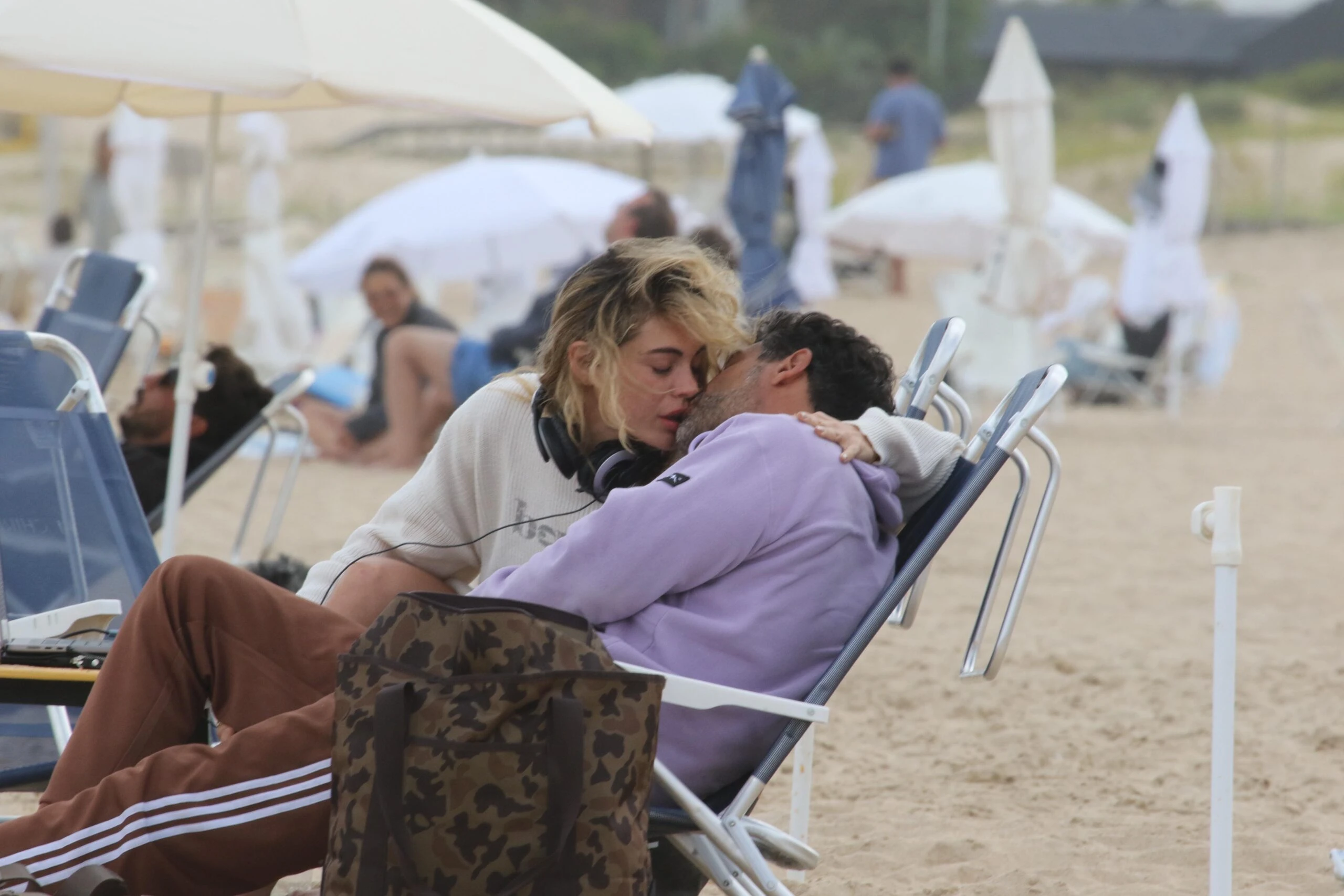 Emilia Attias y su novio: a los besos en Punta del Este