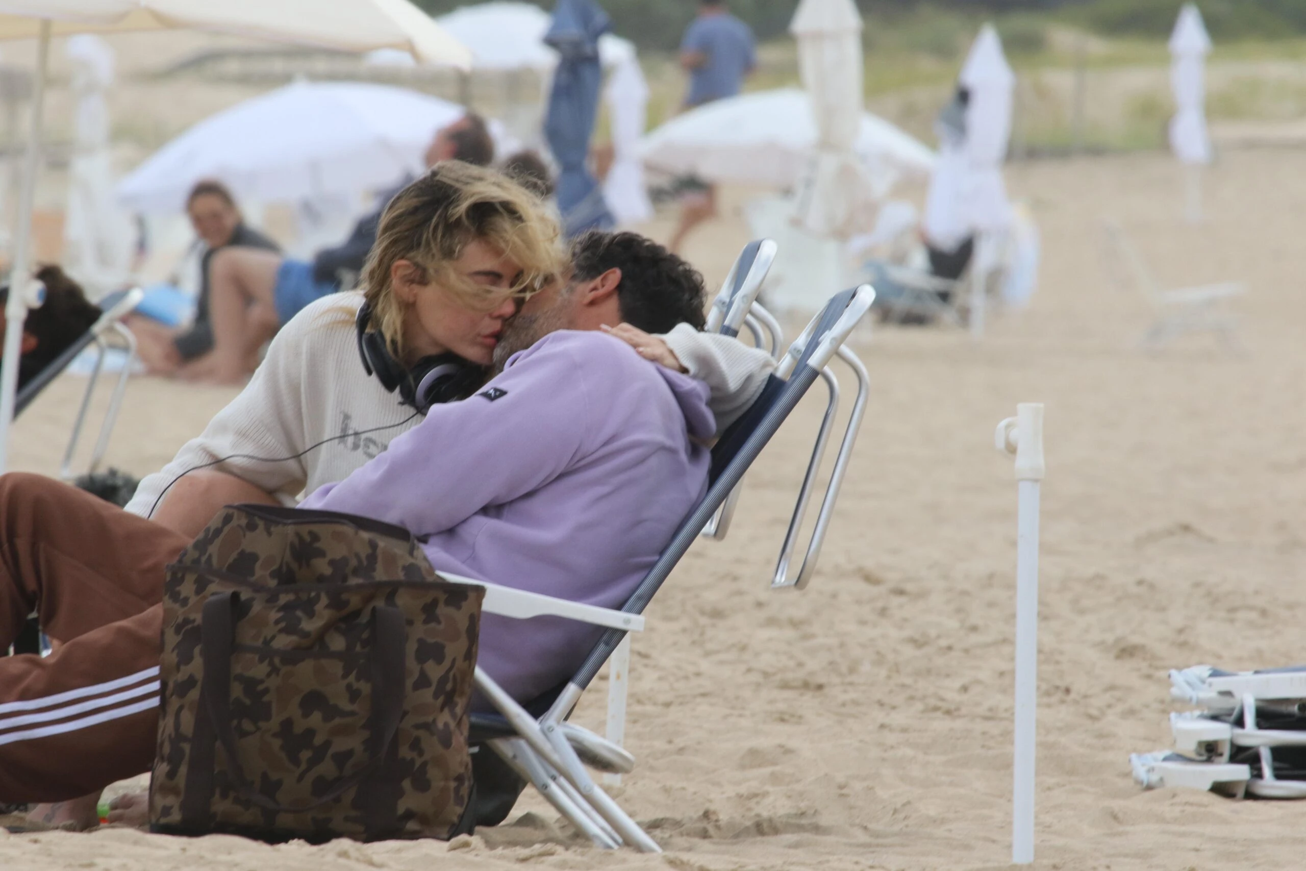 Emilia Attias y su novio: a los besos en Punta del Este