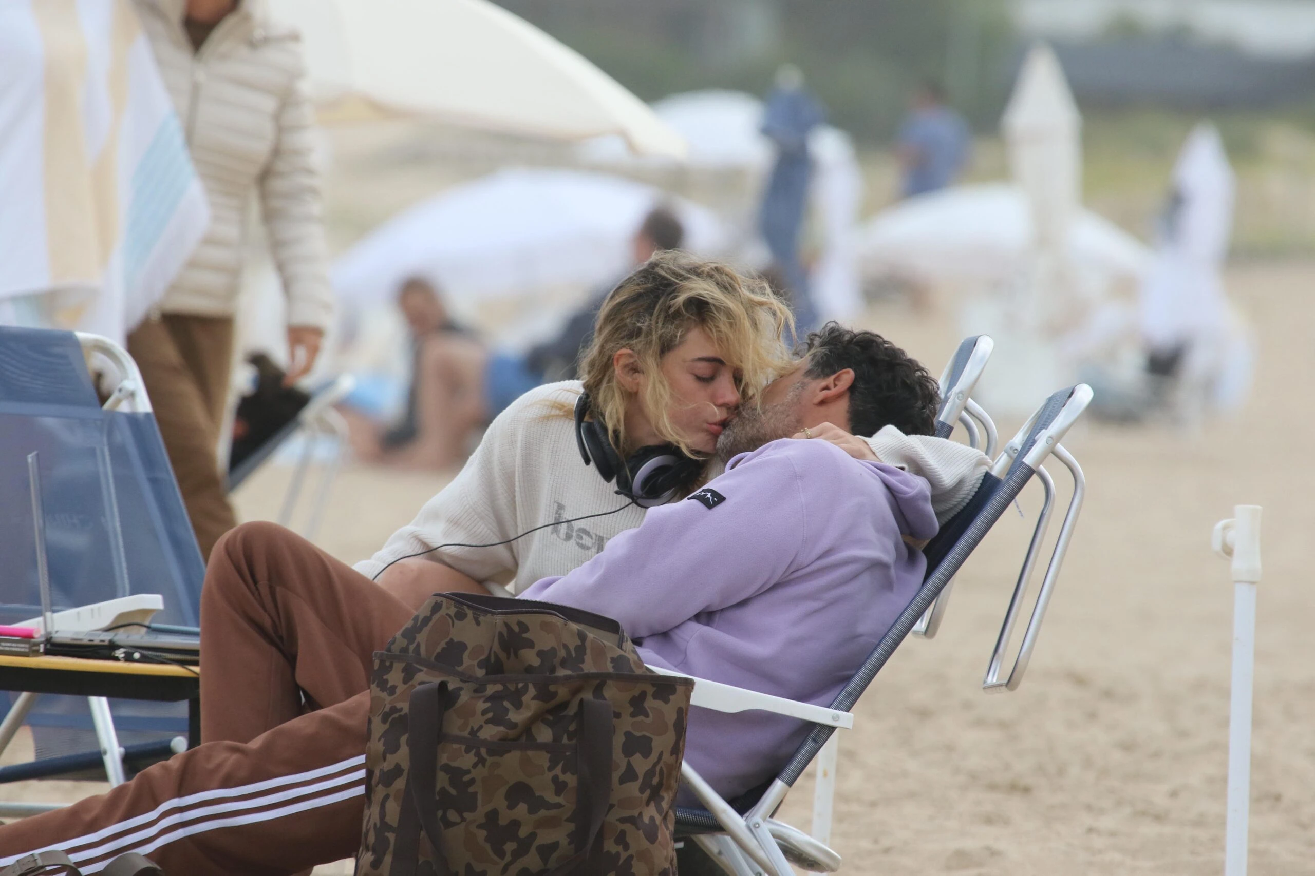 Emilia Attias y su novio: a los besos en Punta del Este