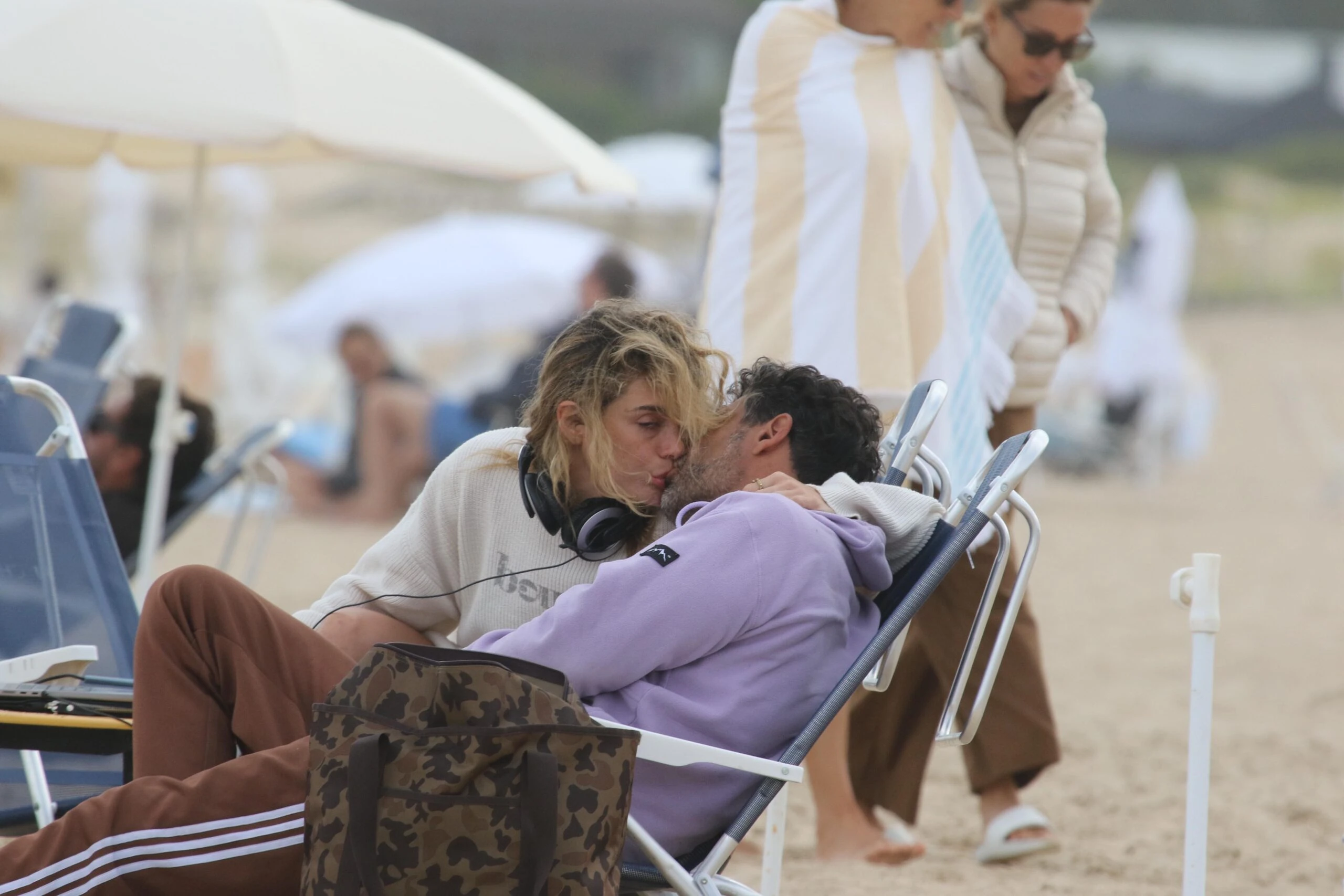 Emilia Attias y su novio: a los besos en Punta del Este