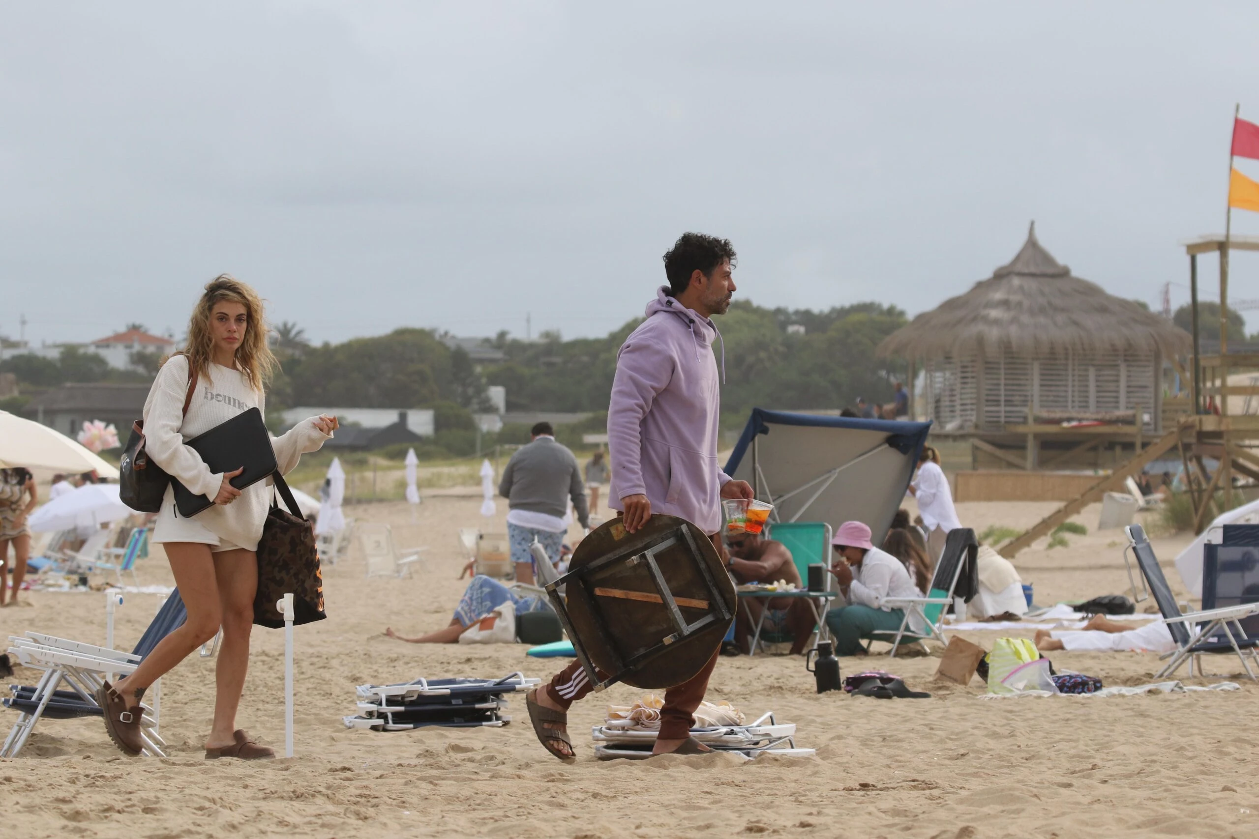 Emilia Attias y su novio: a los besos en Punta del Este