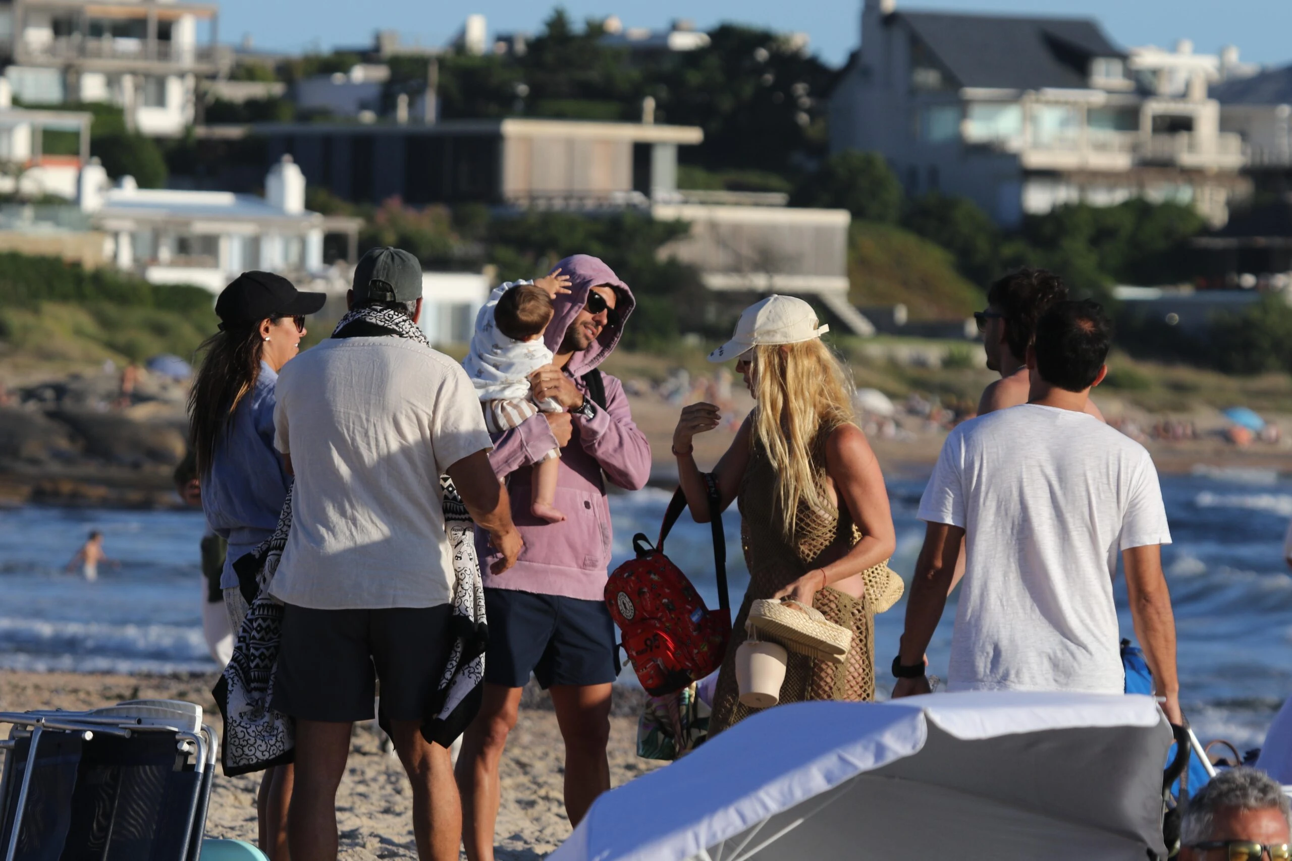 Nicole Neumann y Manu Urcera en Punta del Este