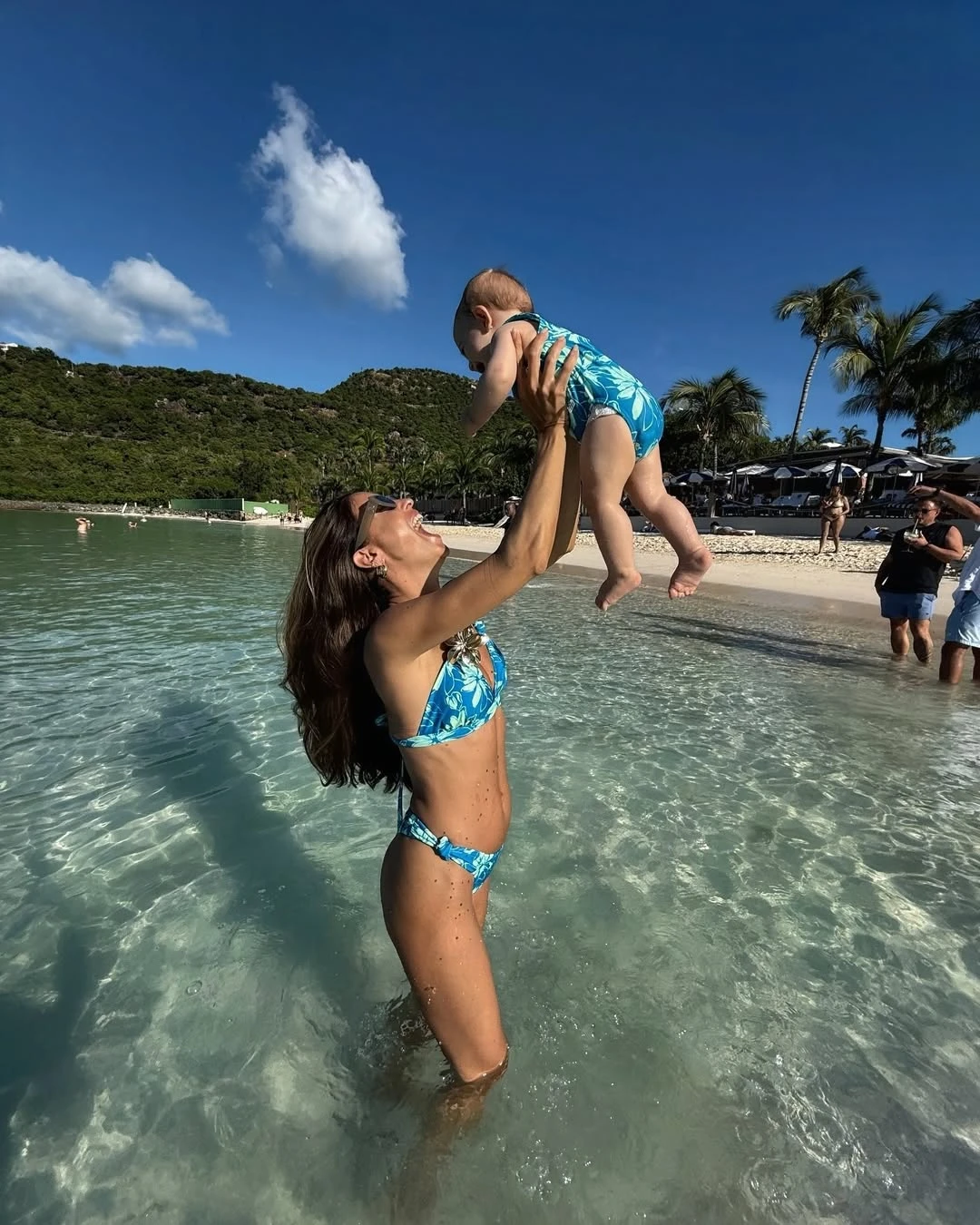 Agustina Casanova y su hija Bianca en las playas caribeñas. Fotos: IG.