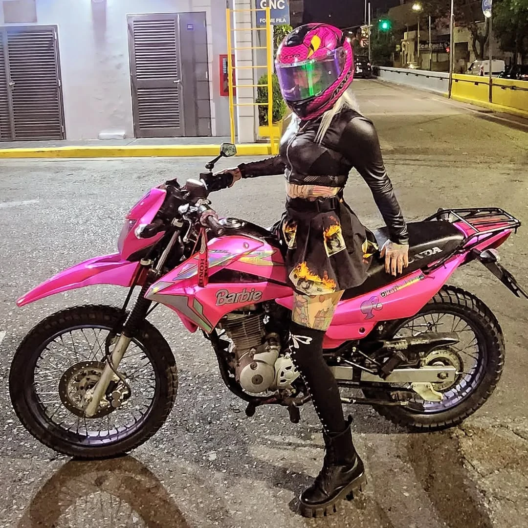 Katia es muy fanática de las motocicletas y de "Barbie". Foto: IG.