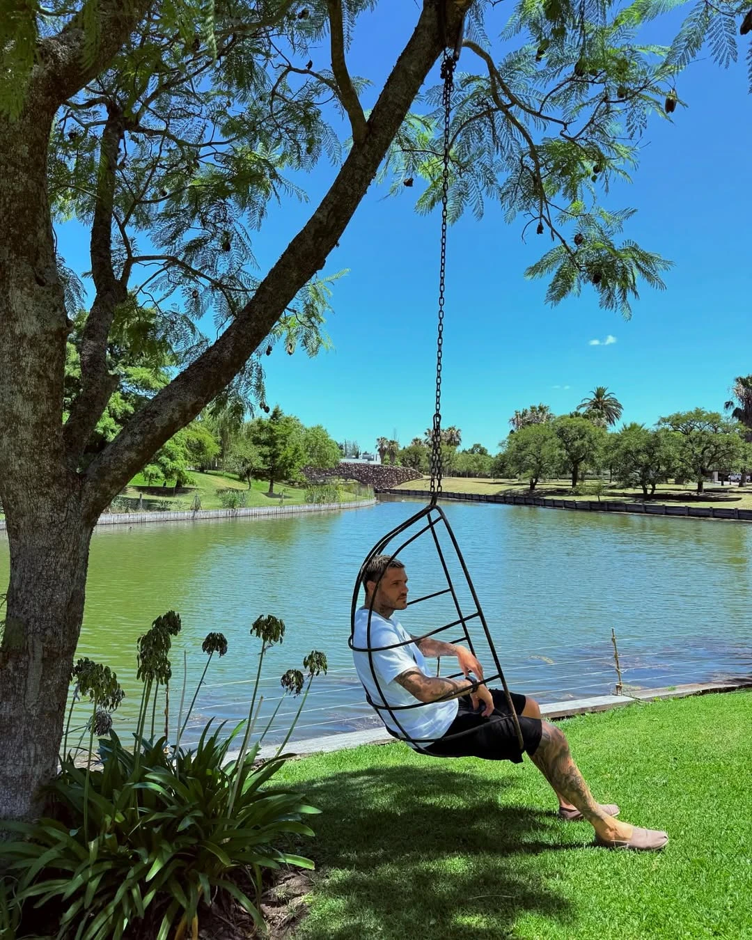 Mauro Icardi frente a la laguna de su nueva casa. Fotos: IG.