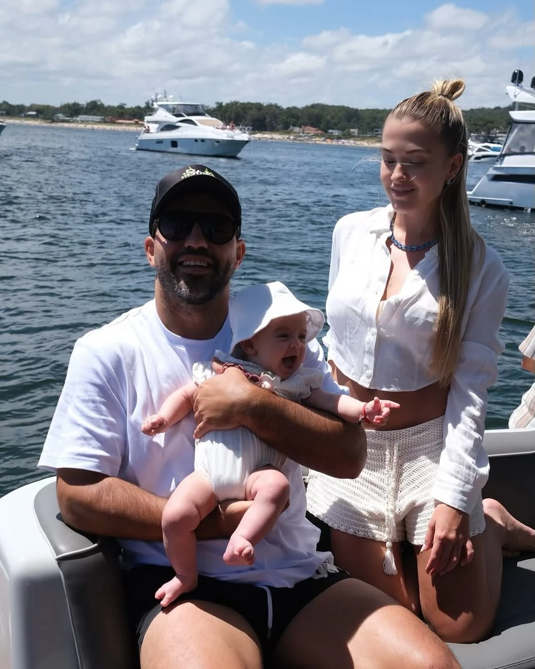 Sofía Calzetti junto a Sergio "Kun" Agüero y su hija Olivia. Fotos: IG.