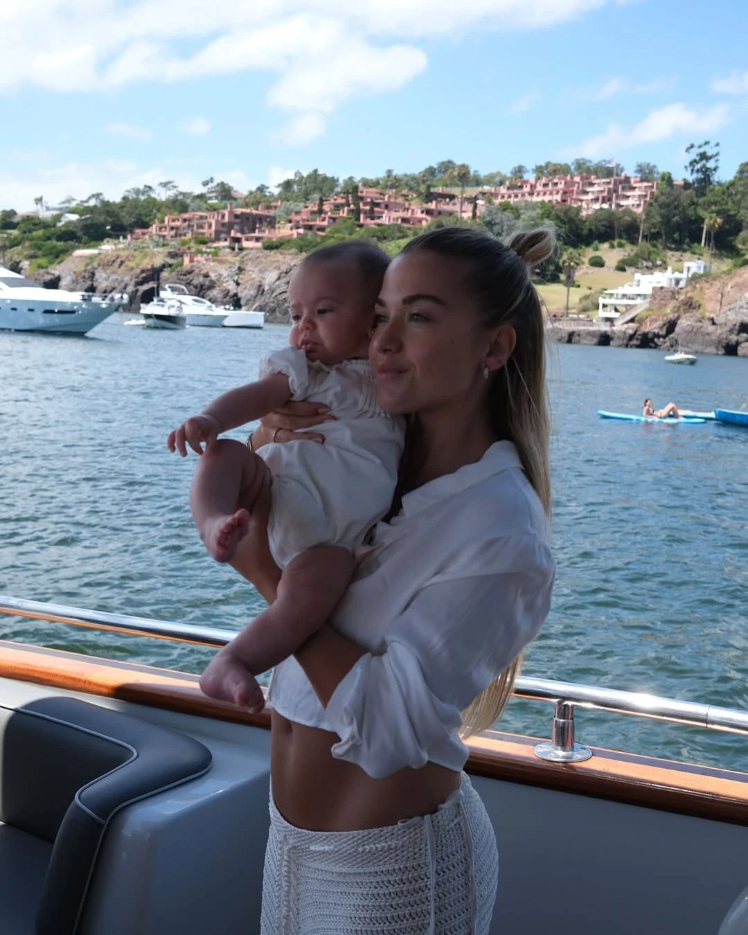 Olivia navegó por primera vez en barco. Fotos: IG