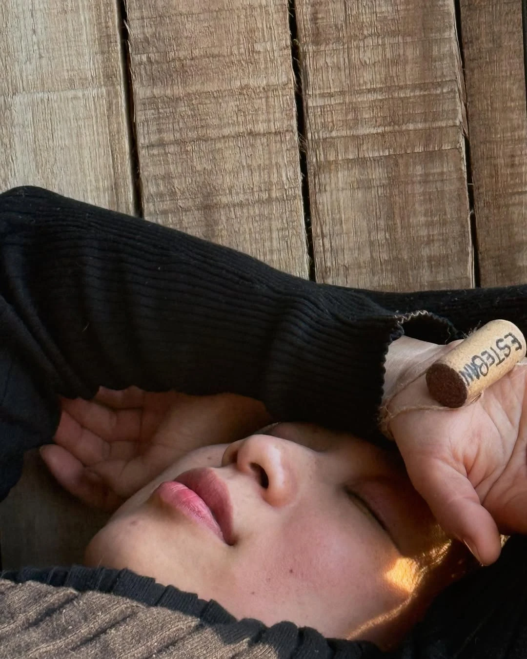 La actriz sorprendió con un detalle romántico: una pulsera con la palabra de su pareja. Fotos: IG.