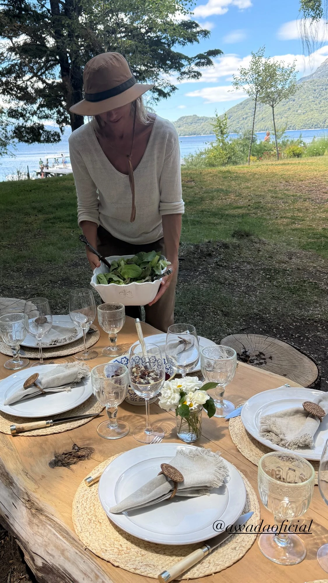 Carola Del Bianco compartió detalles de la preparación de la mesa. Fotos: IG.