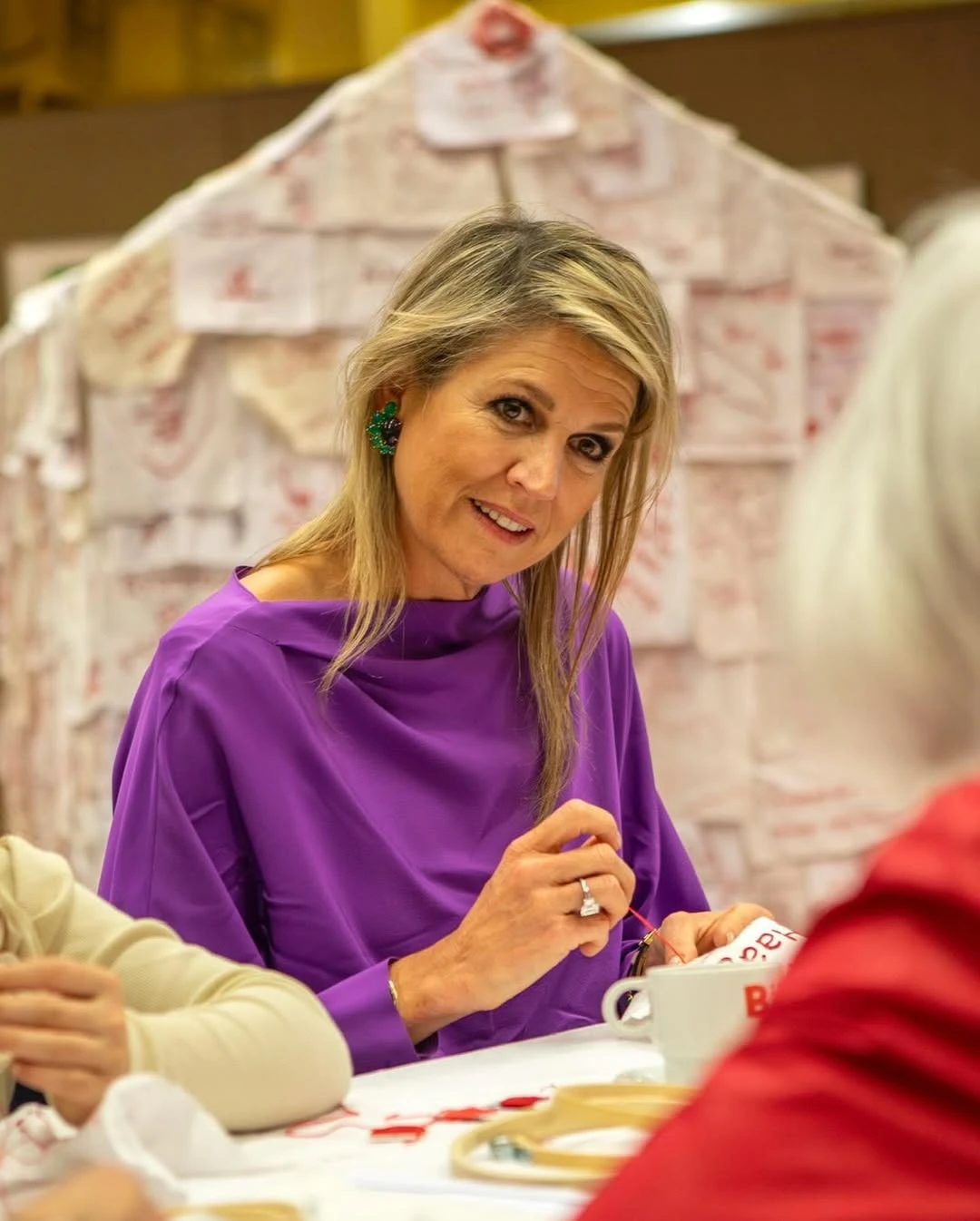 Máxima Zorreguieta sorprende con un conjunto en tono violeta. Foto: IG.