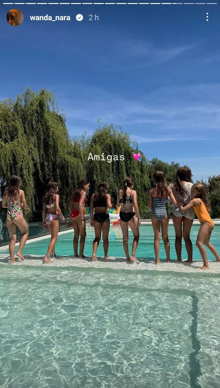 Las niñas invitaron a sus amigas a una tarde de pile y helado. Fotos: IG.